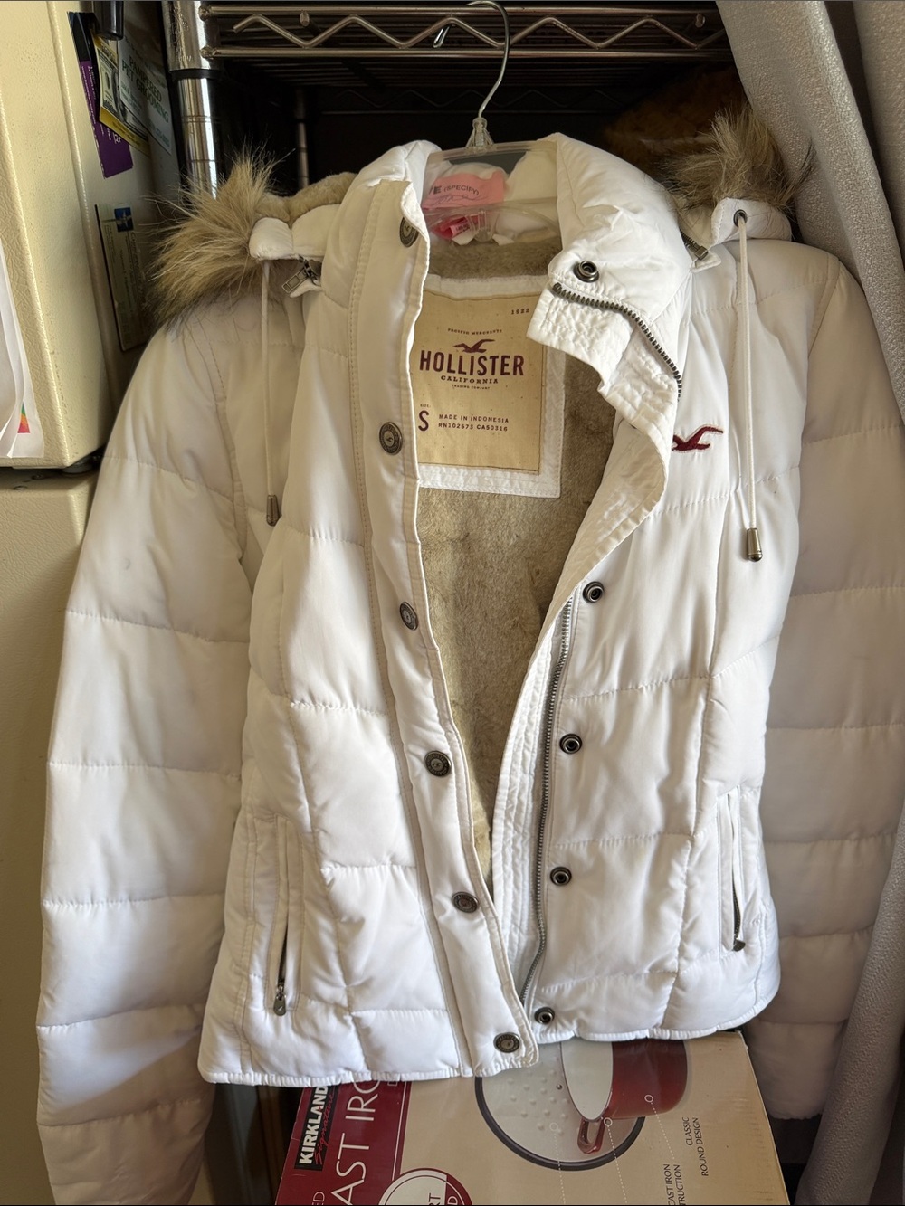 Hollister Women’s White Quilted Puffer Jacket with Faux-Fur Trim